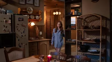 Chemise en jean oversize portée par Maya (Madelaine Petsch) comme on le voit dans le film The Strangers : Chapter 1