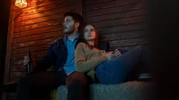 Veste bleue portée par Ryan (Froy Gutierrez) comme on le voit dans les tenues de The Strangers : Chapitre 1