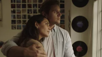 Camisa abotonada usada por Eddie (Allen Leech) como se ve en los atuendos de la película You Can't Run Forever