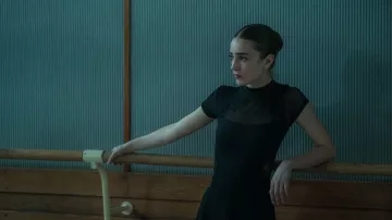 Ensemble de danse noir porté par Joy Womack (Talia Ryder) tel qu’on le voit dans la garde-robe du film Joika / The American
