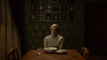 Pull à col roulé porté par Tatiyana Volkova (Diane Kruger) comme on le voit dans Joika / L’Américaine