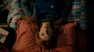 Salopette portée par Harriet Manners (Emily Carey) comme on le voit dans la série télévisée Geek Girl (saison 1)