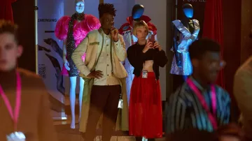 Jupe rouge portée par Betty (Hebe Beardsall) comme on le voit dans Geek Girl Wardrobe (Saison 1)