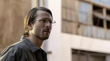 Garde-robe de tueur à gages : Gary Johnson (Glen Powell) porte des lunettes dans le film