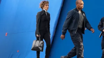 Sac messager porté par Jennifer Lopez sur le tournage du film Atlas