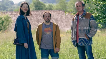 La camiseta estampada gris que lleva Romain (Romain Lancry) en la película 14 Days to Get Better