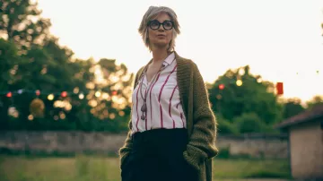 La chemise blanche rayée portée par Clara (Zabou Breitman) dans le film 14 jours pour aller mieux