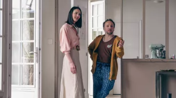 The long beige skirt worn by Nadège (Anne Serra) in the film 14 Days to Get Better