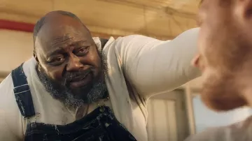 Monos de mezclilla usados por Vernon (Faizon Love) como se ve en The Last Stop in Yuma County