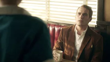 Chaqueta de traje marrón usada por El vendedor de cuchillos (Jim Cummings) como se ve en la película La última parada en el condado de Yuma