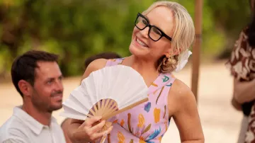 Vestido rosa estampado usado por Janice (Rachael Harris) como se ve en la película Mother of the Bride