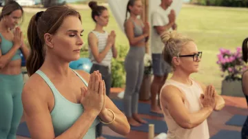 Brazalete de oro usado por Lana (Brooke Shields) como se ve en la película Mother of the Bride