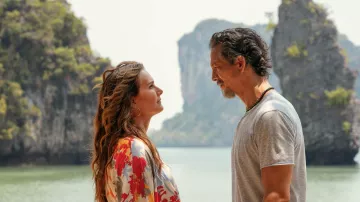Encaje de perlas negras usado por Will (Benjamin Bratt) como se ve en La madre de la novia
