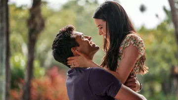 Vestido con estampado floral usado por Emma (Miranda Cosgrove) como se ve en la película Mother of the Bride