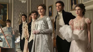 Robe portée par Hyacinth Bridgerton (Florence Hunt) telle qu’on la voit dans La garde-robe des Bridgerton (Saison 3)