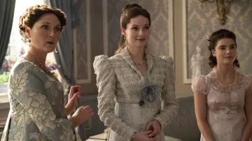 Veste courte portée par Francesca Bridgerton (Hannah Dodd) telle que vue dans la série télévisée Bridgerton (saison 3)