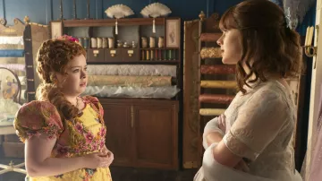 Robe jaune à imprimé floral portée par Penelope Featherington (Nicola Coughlan) comme on le voit dans Bridgerton (saison 3)