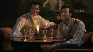 Chemise victorienne à volants en blanc portée par Benedict Bridgerton (Luke Thompson) comme on le voit dans Bridgerton (saison 3)