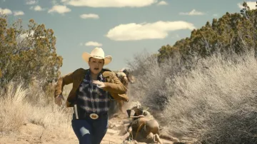 Camisa estampada a cuadros usada por la ayudante del sheriff Joy (Tamara Podemski) como se ve en los atuendos de la serie de televisión Outer Range (Temporada 2)