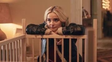 Chaqueta de cuero de oveja usada por Ruby Sunday (Millie Gibson) como se ve en la serie de televisión Doctor Who (Temporada 1)