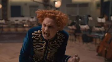 Traje azul aterciopelado usado por Maestro (Jinkx Monsoon) como se ve en Doctor Who (T14E02)