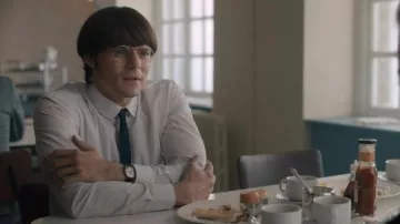 Reloj usado por John Lennon (Chris Mason) como se ve en el vestuario de la serie de televisión Doctor Who (T14E02)