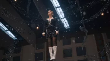 Vestido de cuerdas usado por Ruby Sunday (Millie Gibson) como se ve en la serie de televisión Doctor Who (T14E02)
