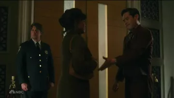 Atuendos de Quantum Leap: traje pantalón granate usado por el Dr. Ben Song (Raymond Lee) en el episodio 15 de la temporada 1