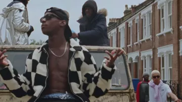 Les looks du Clip Move Me de Mura Masa : la veste polaire à carreaux de Octavian