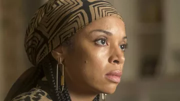 This Is Us : Boucles d’oreilles portées par Beth Pearson (Susan Kelechi Watson) comme on le voit dans la saison 4, épisode 4