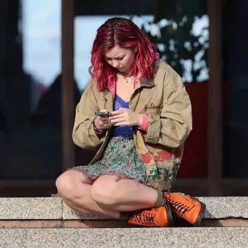 Avertissement Série Apple TV : Veste Diesel portée par Liv Hill sur le plateau