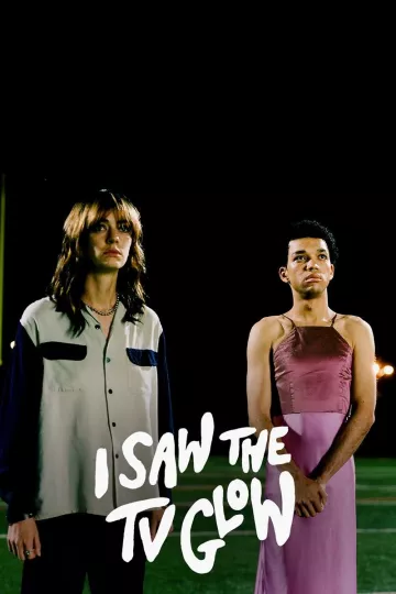 J’ai vu la lueur : Justice Smith porte une robe en soie rose pour représenter Owen comme on le voit sur cette photo promotionnelle sur Instagram