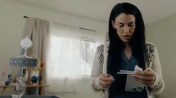 A Stranger’s Child : Donna Fendyr (Jessica Lowndes) porte un cardigan tricoté dans le film