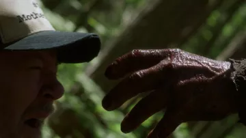 Dans un film Violent Nature : Casquette de camion portée par Chuck (Timothy Paul McCarthy)