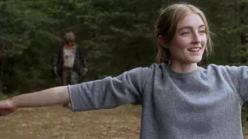 Dans une tenue de film Violent Nature : Aurora (Charlotte Creaghan) porte un sweat-shirt gris dans le film d’horreur