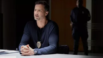 Family Practice Mysteries : Coming Home : montre portée par Brendan Penny dans le rôle de Jack