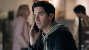 Obtenez le look de Hacks : Sweat à capuche vert porté par Jimmy (Paul W. Downs) dans la saison 3, épisode 5