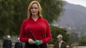 Vestuario de la temporada 3 de Hacks: Christina Hendricks lleva una camiseta roja para jugar al golf como una hermosa reina del golf en el episodio 6 de la temporada 3