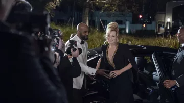 Série télévisée Hacks : Pochette en cuir de Deborah Vance (Jean Smart) dans la saison 3, épisode 1