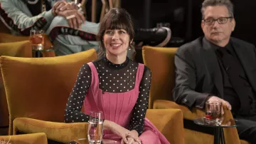 La garde-robe Hacks de HBO : Robe rose et haut noir orné portés par Natasha Leggero dans la saison 3, épisode 3