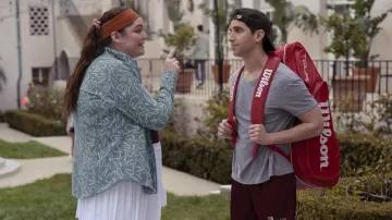 Hacks TV Show Clothing Accessories ; Raquettes de tennis Wilson Sac de Jimmy (Paul W. Downs) dans la saison 3, épisode 4