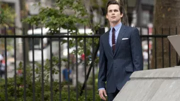 Tenues de col blanc : Costume, chemise et cravate portés par Neal Caffrey (Matt Bomer) comme on le voit dans la saison 3 de la série télévisée USA Network