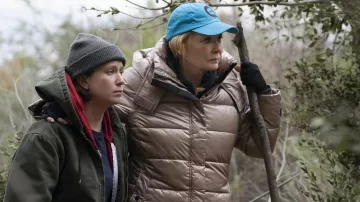 Série télévisée Hacks : Doudoune portée par Deborah Vance (Jean Smart) dans la saison 3, épisode 5