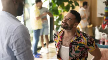 Garde-robe de l’émission télévisée Hacks : Chemise à imprimé floral portée par Wilson (Johnny Sibilly) dans la saison 3, épisode 8