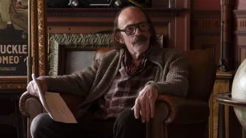 Garde-robe de la saison 3 de Hacks : Christopher Lloyd porte des lunettes noires pour incarner Larry Arbuckle dans l’épisode 7 de la saison 3