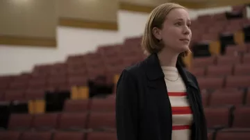 Tenues de la saison 3 de Hacks : Top rayé blanc porté par Ava (Hannah Einbinder) dans l’épisode 8 de la saison 3