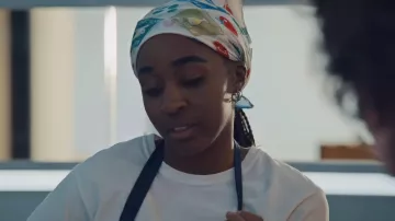 Tenues de la saison 3 de The Bear : Sydney Adamu (Ayo Edebiri) porte un foulard imprimé