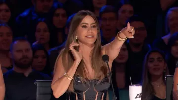 Tenues de Sofía Vergara : L’actrice colombienne américaine porte un bracelet en or dans l’épisode 1 de la saison 19 d’America’s Got Talent