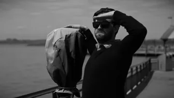Tenues de film Guy Friends : Ted (Justin Clark) porte des lunettes de soleil