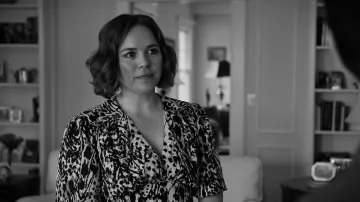 Garde-robe du film Guy Friends : Robe imprimée portée par Sandy (Katie Muldowney)